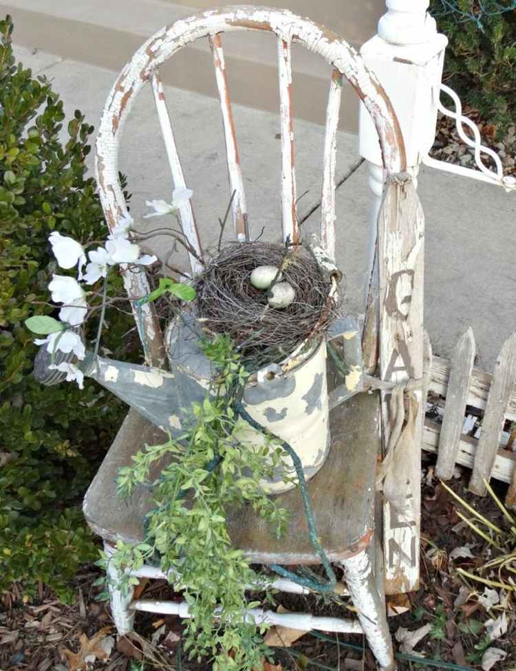 shabby chic i trädgården ålder-stol-vit-vattning-kan-påsk dekoration-bo-ägg
