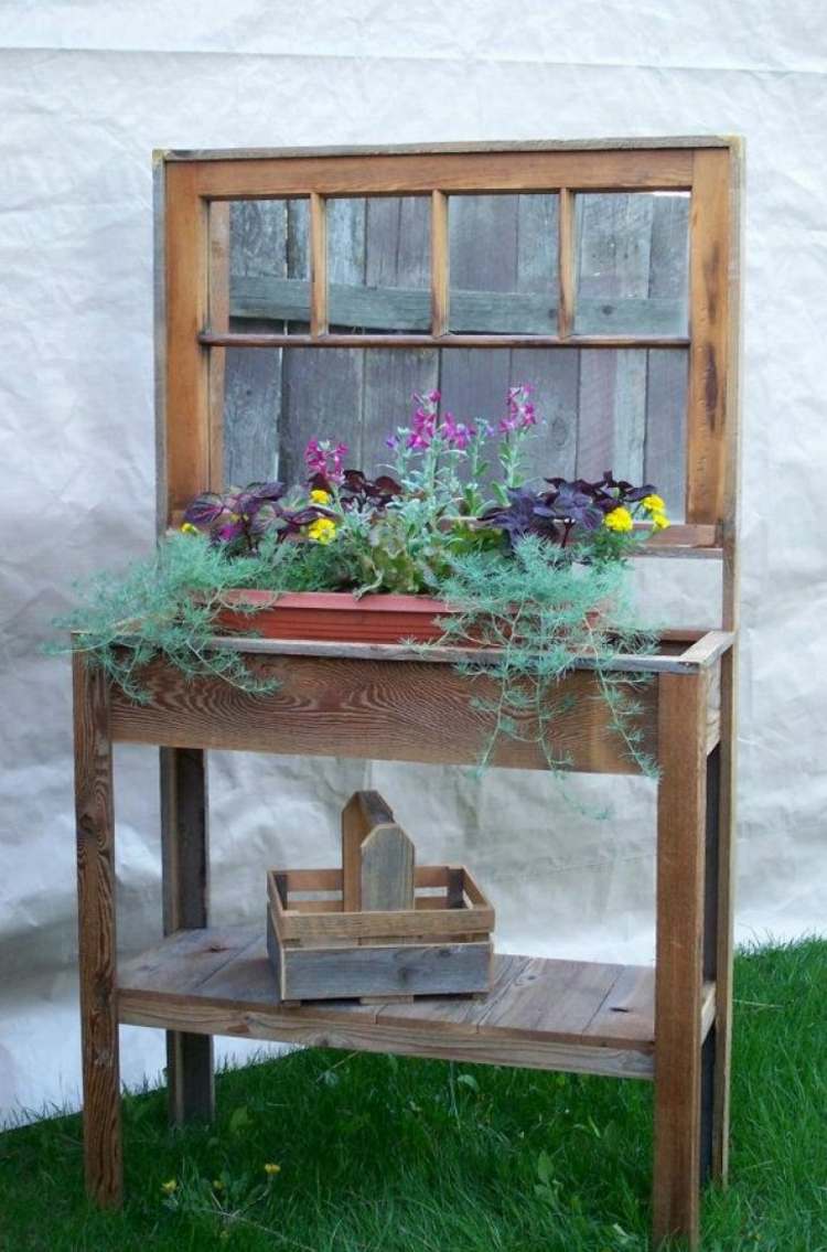 shabby chic i trädgården idé-plantera bord-spegel-trä-rustik-blomma låda