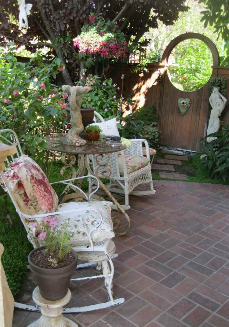 shabby chic i trädgården smidesjärn-vit-gungstol-terrass-möblering-bord-rost