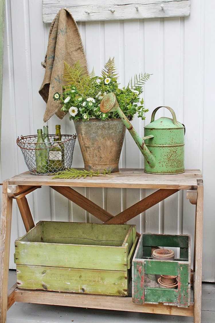 shabby-chic-trädgård-sidobord-exteriör-dekorera-gamla-vatten-kan-lådor