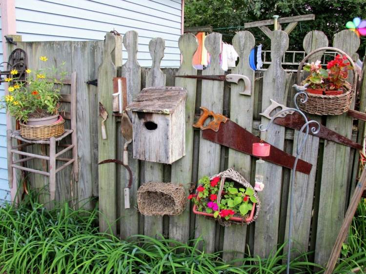 shabby-chic-trädgård-trä-staket-dekorera-fågelhus-rost-såg-idéer-lätt