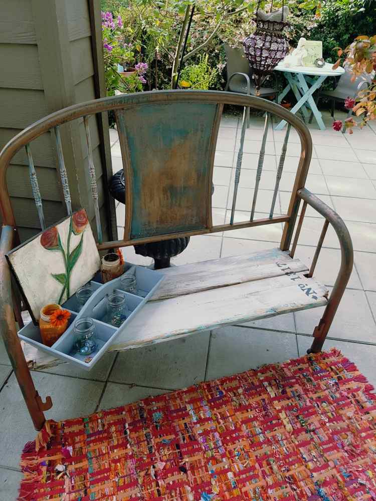 shabby-chic-trädgård-metall-bänk-möblering-gammal-matta-röd-mönster-vävning