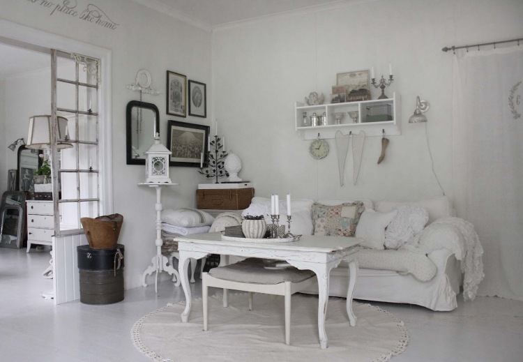 Shabby-chic-vardagsrum-möbler-dekoration-soffa-soffbord-fotpall-kudde-hylla-bilder-hattlåda