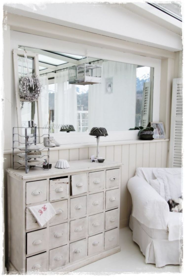 shabby-chic-vardagsrum-möbler-dekoration-vintage-arkivskåp-vit-spegel-väggbeklädnad
