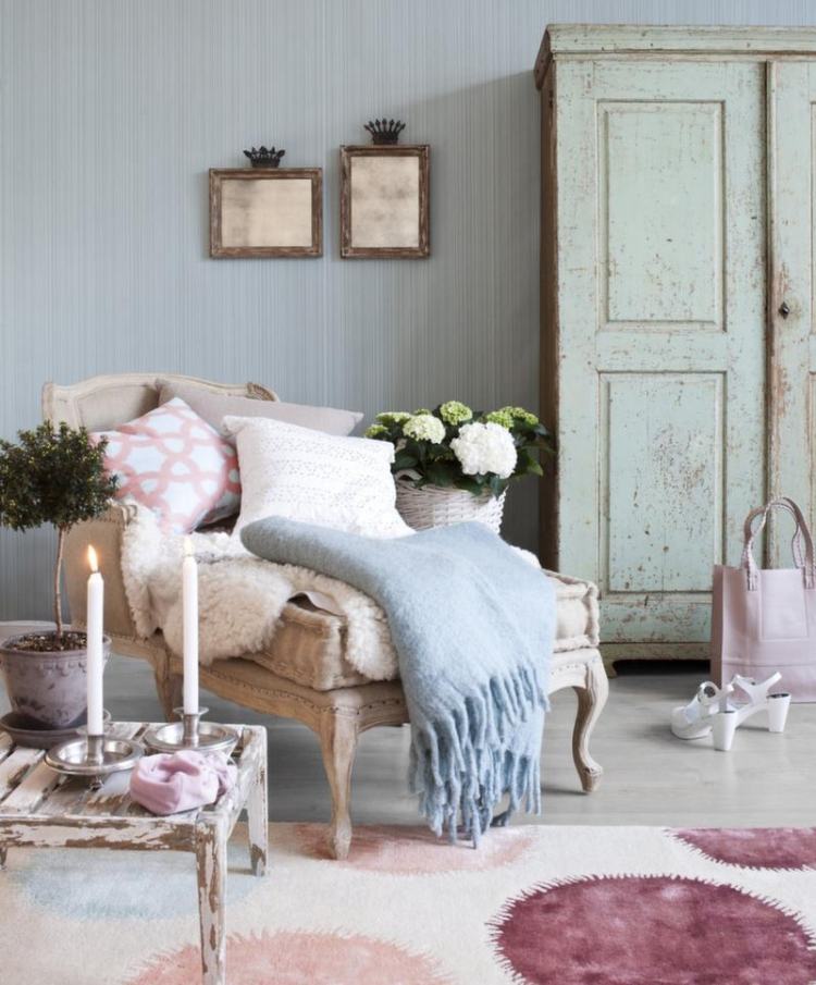 shabby-chic-vardagsrum-möbler-dekoration-ottoman-daybed-kudde-garderob-skalade-off-färg-keryen