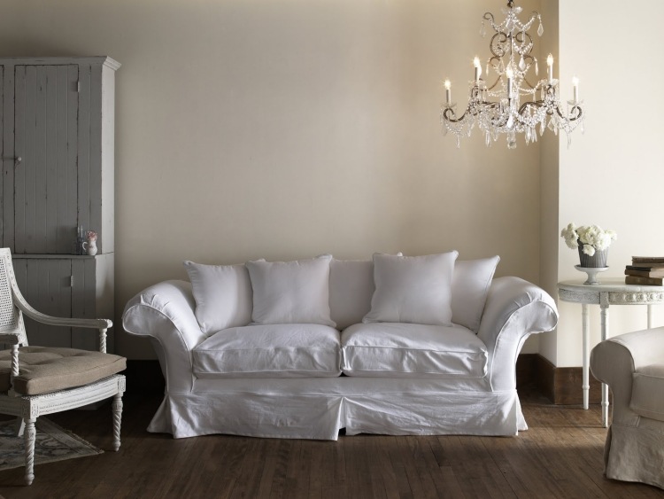 shabby-chic-vardagsrum-möbler-deco-soffa-ljuskrona-parkettgolv-garderob-vintage-sidobord