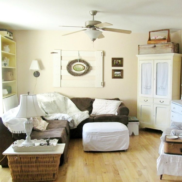 Shabby-chic-vardagsrum-möbler-dekoration-parkett-golv-soffa-mörk-grå-vit-fläkt-väggdekoration