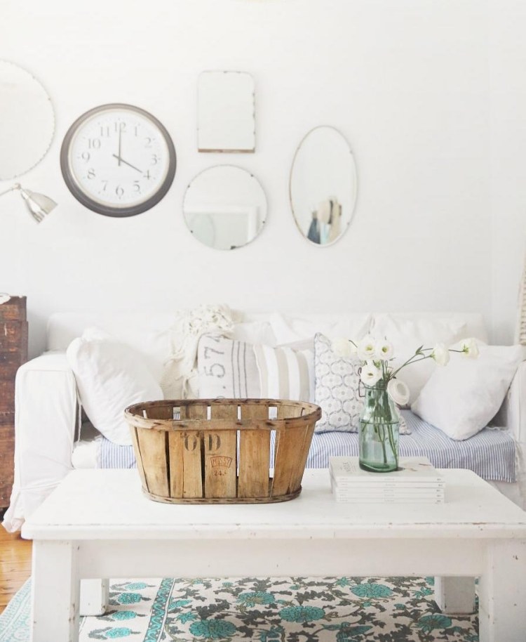 Shabby-chic-vardagsrum-möbler-dekoration-korg-soffbord-soffa-vit-klädsel-vägg-klocka-spegel-oval