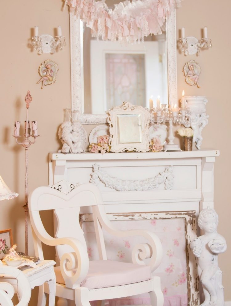 shabby-chic-vardagsrum-möbler-deco-rosa-vit-underbara-mantelpiece-fåtölj-spegel-rueschen