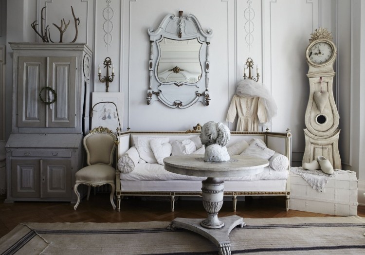 Shabby chic i vardagsrummet -möbler-dekoration-vintage-stuckatur-antik-fåtölj-dag säng-dyna-bord-marmorskiva