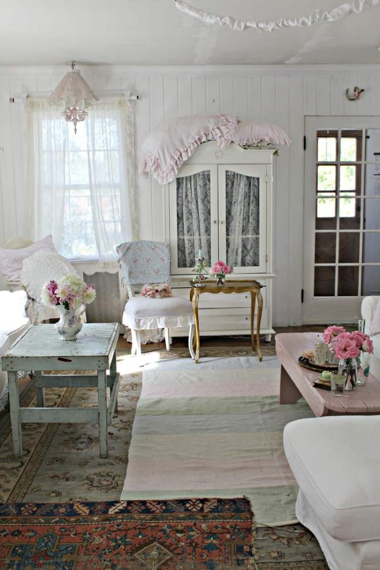 Shabby chic i vardagsrummet-möbler-dekoration-vintage-matta-löpare-rueschen-sidobord