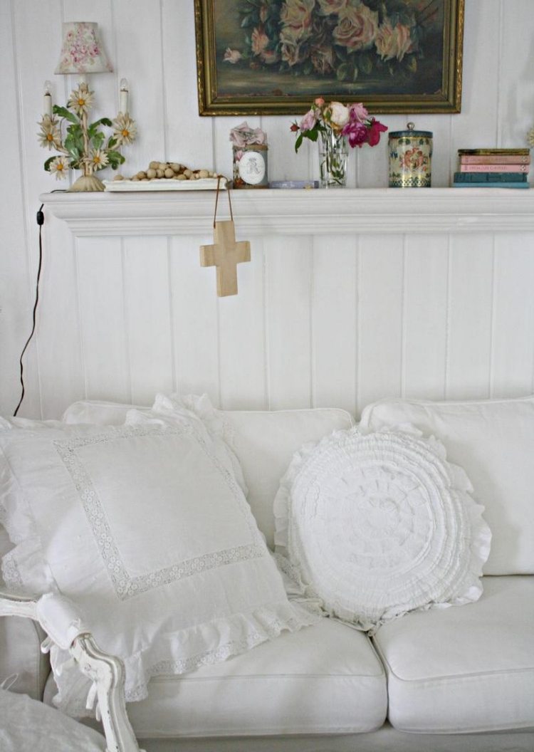 Shabby chic i vardagsrummet-möbler-dekoration-vita-kuddar-väggbeklädnadshylla
