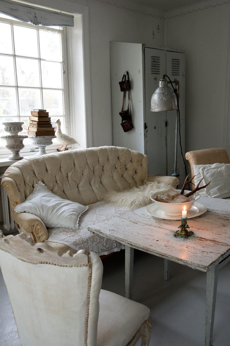 Shabby chic i vardagsrummet -möbler-dekoration-bord-flagade-måla-soffa-gamla stoppade stolar