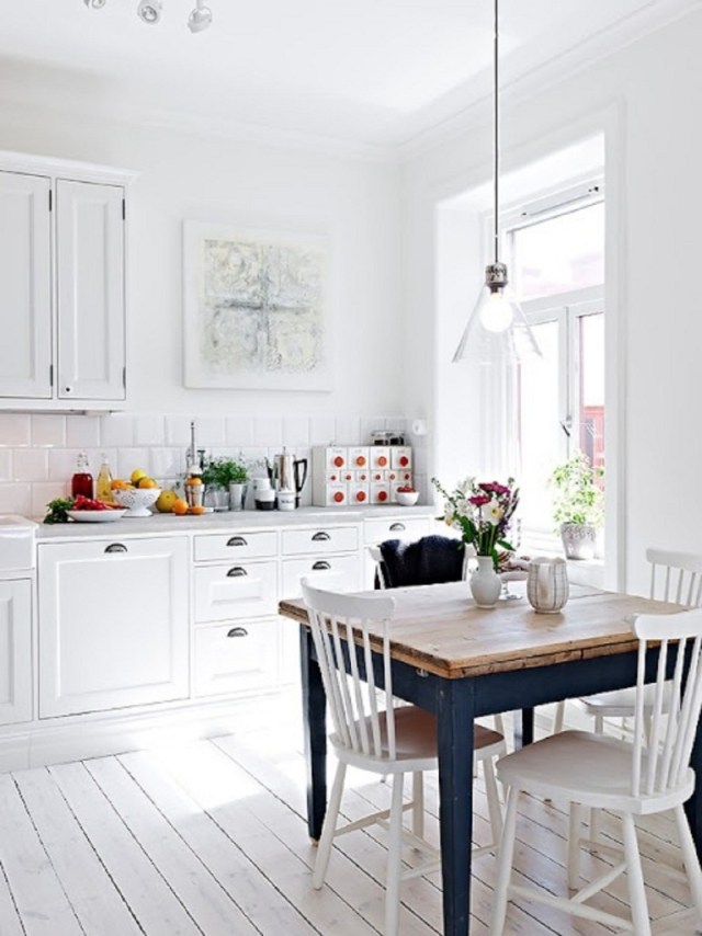 Matbord-gjort-av-tydligen-obearbetat-grovt-trä-rustikt-skandinaviskt-kök-vitt