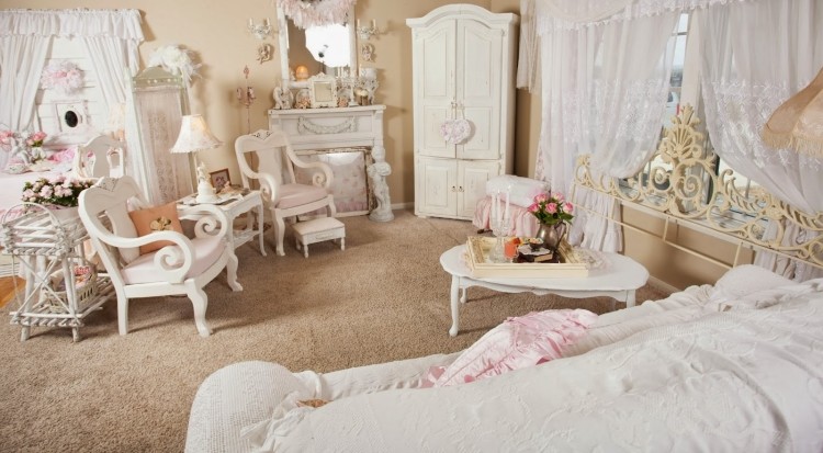 Shabby Chic-möbler vit-rosa-vardagsrum-beige-matta