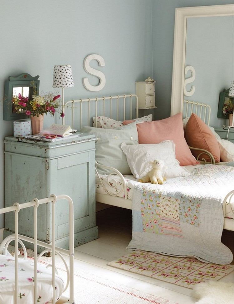 shabby-chic-möbler-mint-grönt-sängbord-trä-barnrum-metall säng
