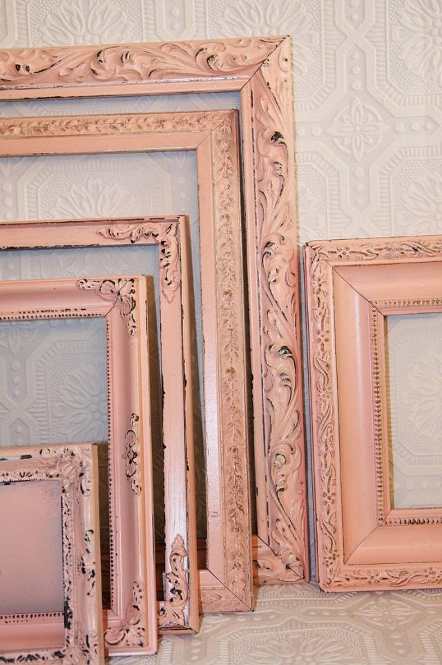 shabby-chic-vägg-dekoration-rosa-rikt dekorerade-bildramar