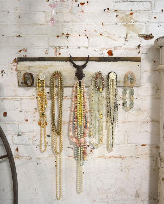 shabby-chic-sovrum-vägg-dekoration-vintage-garderob-pärlhalsband