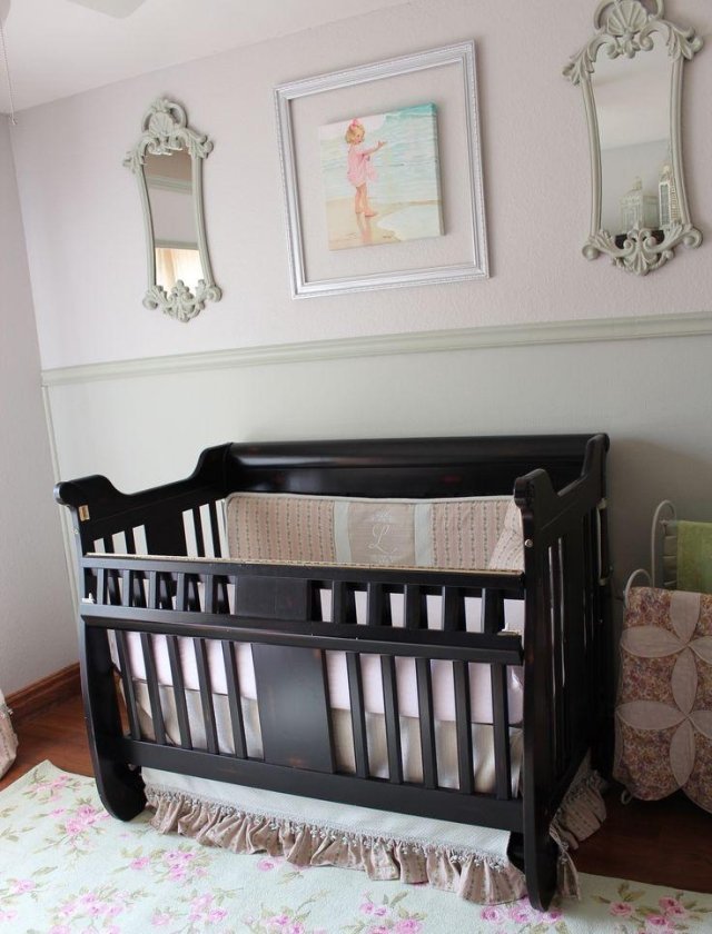 shabby-chic-baby-room-rosa-vägg-färg-grå-rikt dekorerade-spegel-ramar