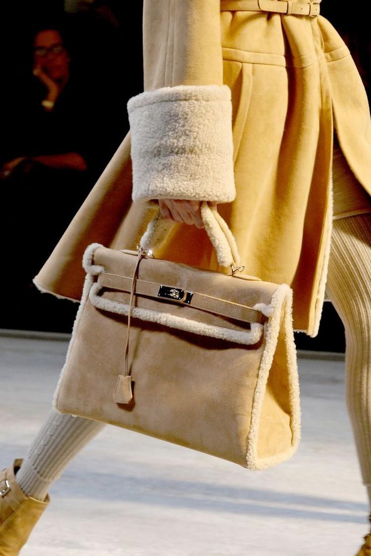 Handväskor Trender Winter 2020 Shearling Bags Outfits
