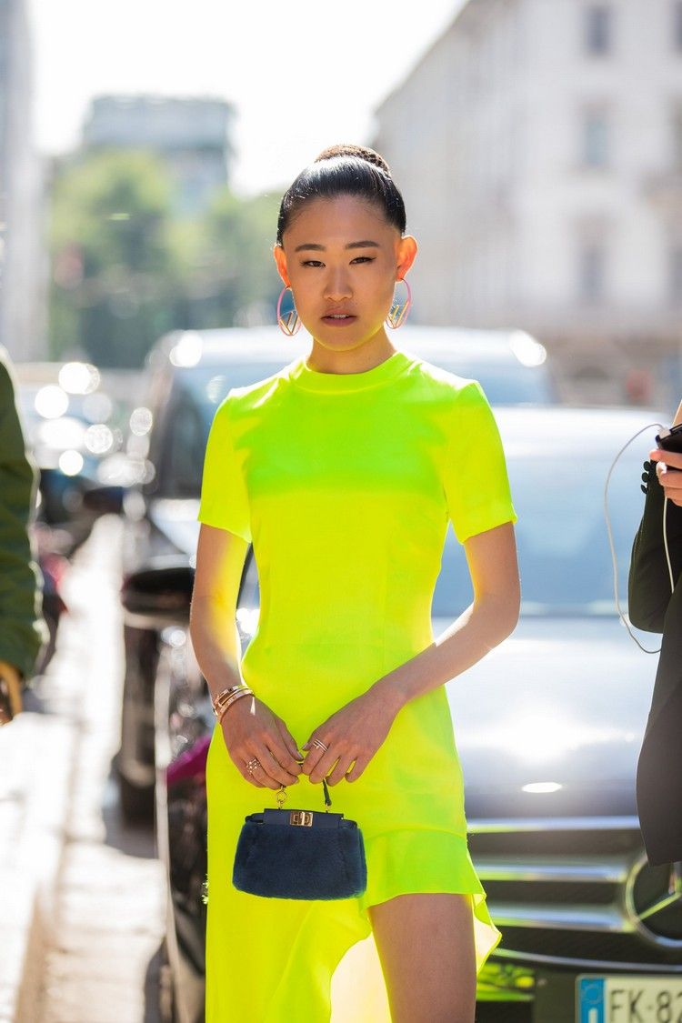 Mini handväskor trend vinter neon färger outfits