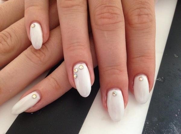 Nagellack-färger-Shellack-vita-rätning-stenar-rund-arkiverade spikspetsar