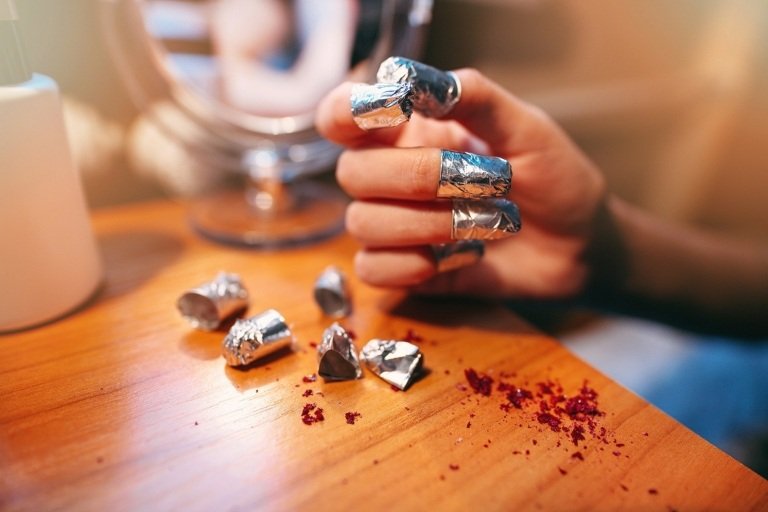 Hur tar jag bort skalack från naglarna och skadligt nagellack
