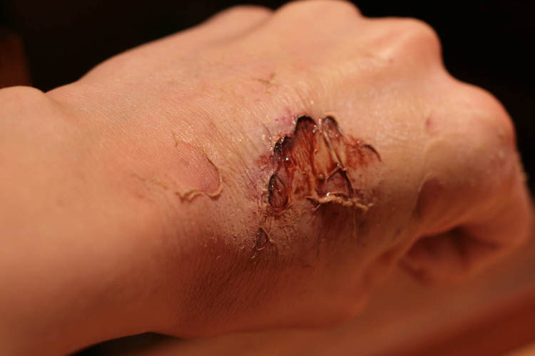 Zombie-make-up-make-up-instruktioner-sår-flytande-latex-falskt blod