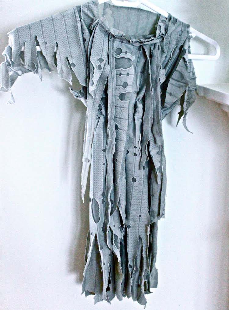 zombie-kostym-t-shirt-klänning-skadad-gör-det-själv-diy