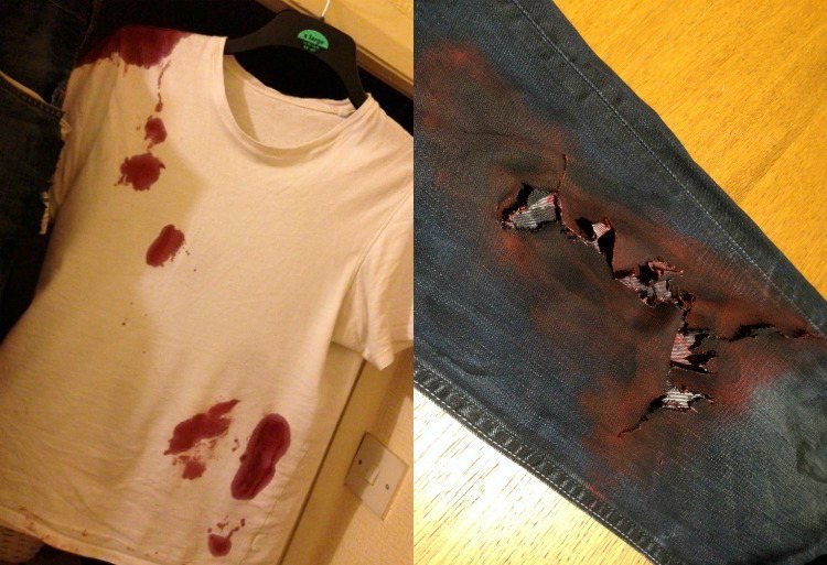 Zombie-dräkt -man-t-shirt-jeans-blodfläckar-fläckar