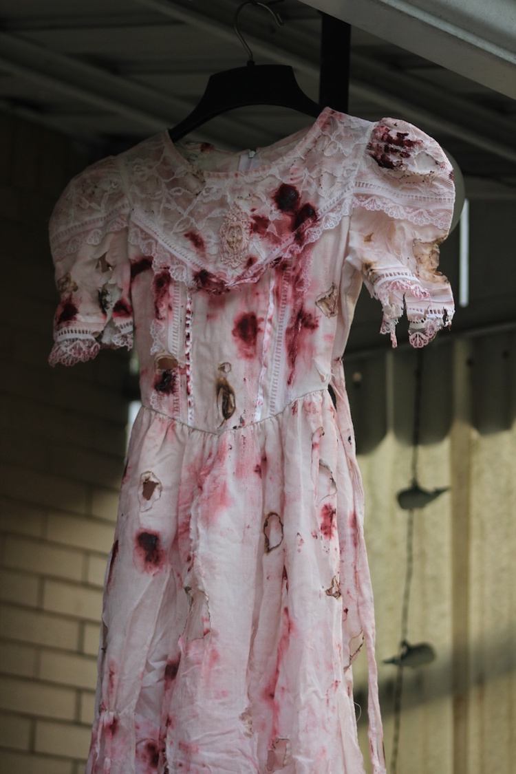 zombie-kostym-klänning-vita-blod-fläckar-hål