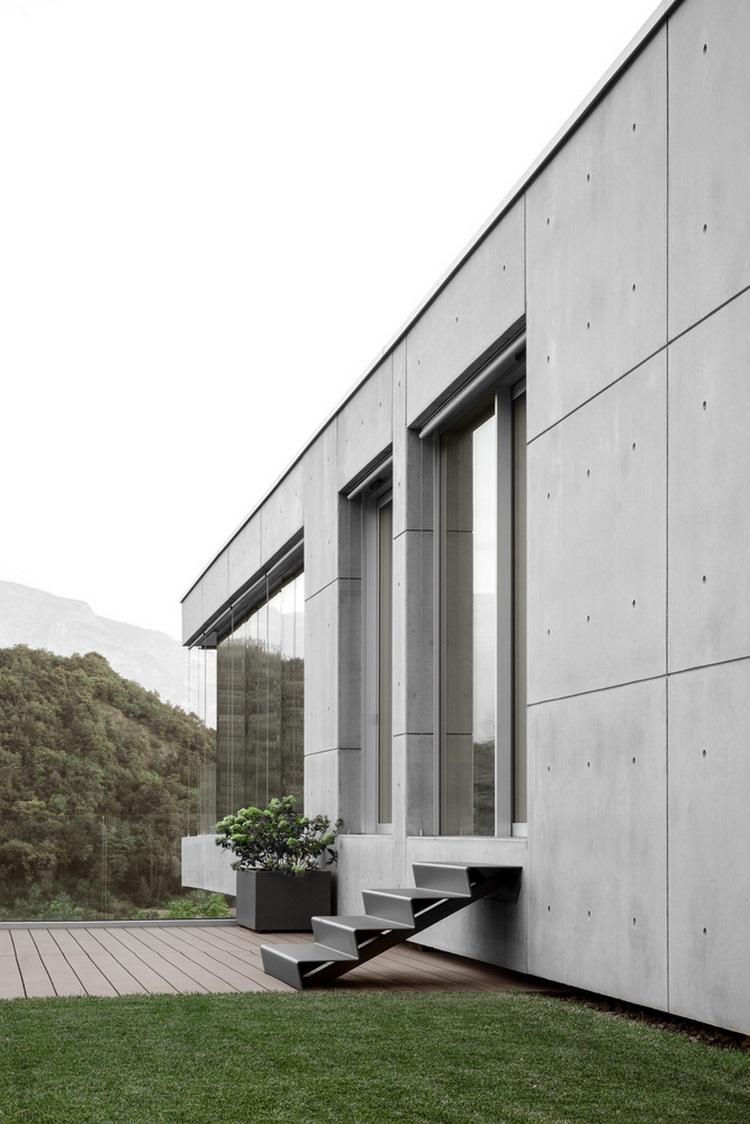 exponerat betonghus casa mf stora glasfönster modern minimalistisk design back trappor planter ingång