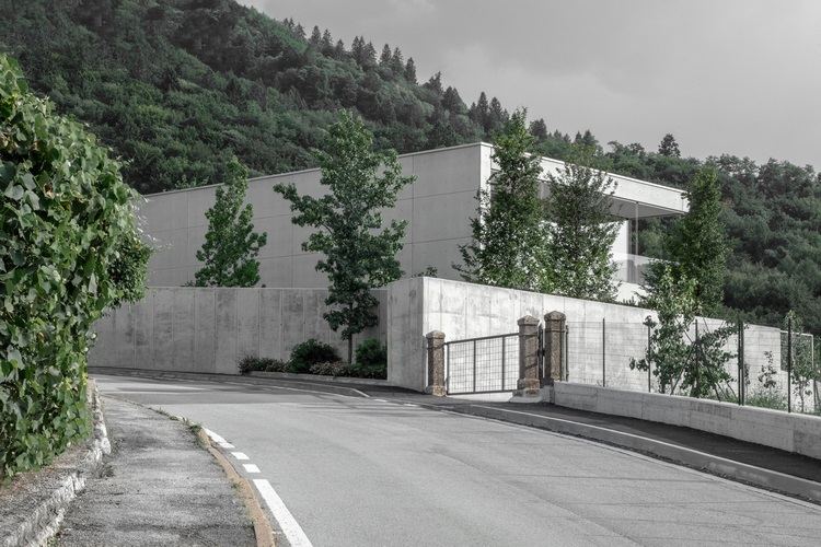 exponerat betonghus casa mf stora glasfönster modern minimalistisk design betongvägg skog entré gate gate