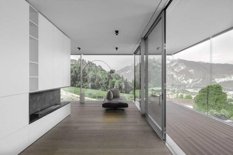 exponerat betonghus interiör vardagsrum moderna soffmöbler vit terrass