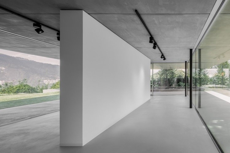 exponerat betonghus interiör vardagsrum modern terrass väggbelysning outlook