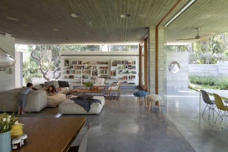 Exponerad betong inuti-vardagsrum-moderna-möbler-barn-vägg-hylla-trä-vit