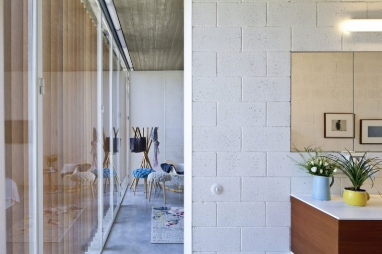 Exponerad betong-inuti-glas-vägg-fönster-vägg-trä-lameller-vertikal-korridor-passage