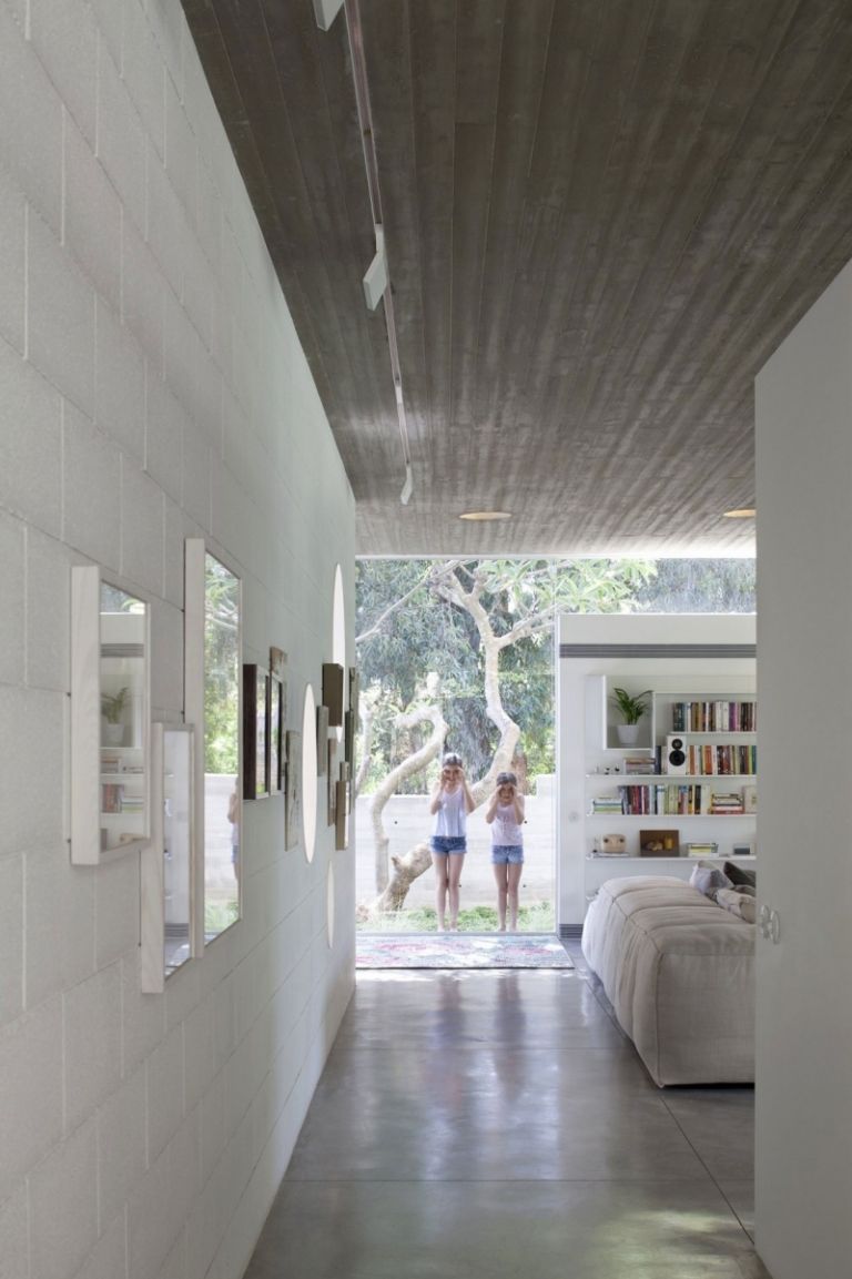 Exponerad betong-inuti-golv-skrivbord-skiljevägg-vit-glas-vägg-vägg-hylla