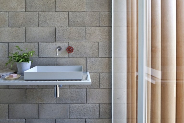 Rätt betong-inre-diskbänk-minimalistisk-tegel-vägg-grå-fönster-vägg-trä lameller-vertikal