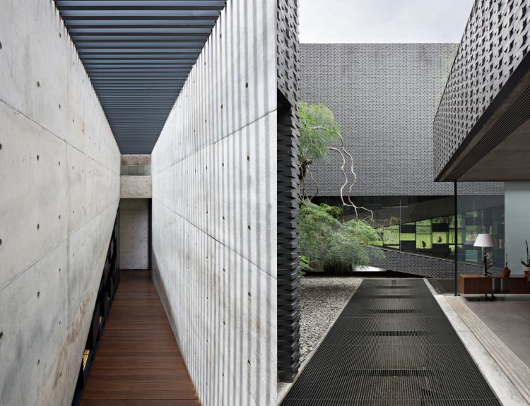 Exponerad innergård i betong i modern arkitektur