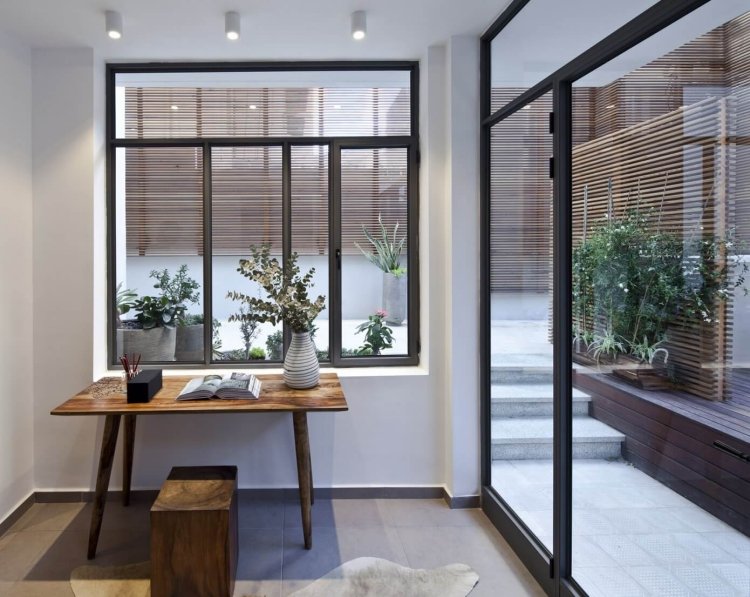 modern-city-lägenhet-arbetsplats-bord-valnöt-enkelt-naturligt utseende