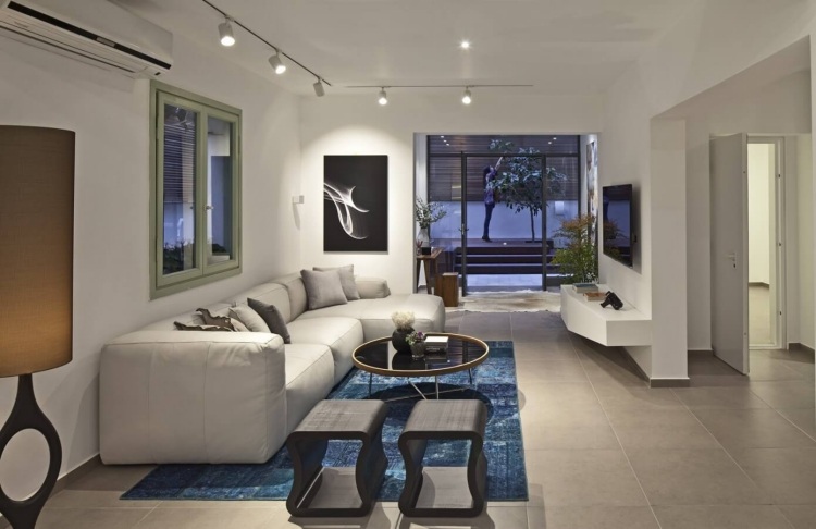 modern-city-lägenhet-vardagsrum-vit-grå-matta-används-blå