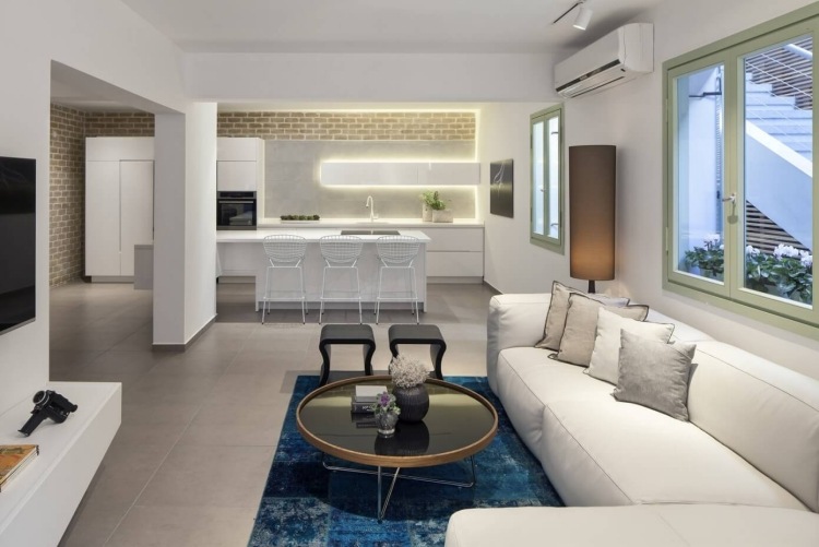 modern-stad-lägenhet-vardagsrum-ljus-grå-tegel-vägg-indirekt-belysning