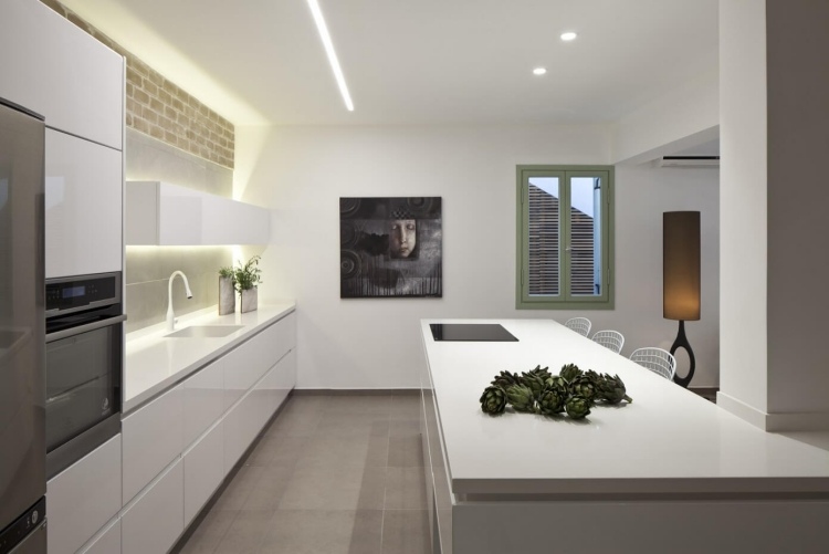 modern-stad-lägenhet-kök-vitt-öppet-kök-ö-disk-högblank
