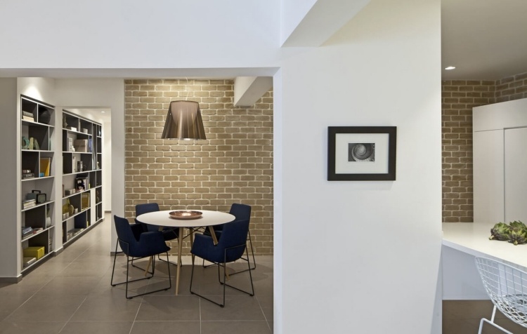 modern-city-lägenhet-öppet-kök-matsal-bord-stolar-vit