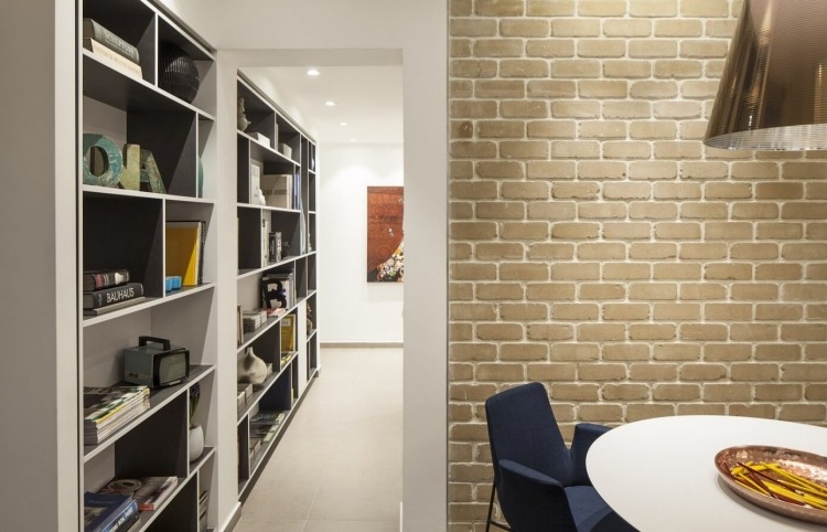 modern-stad-lägenhet-urban-matbord-dekoration-tegel-vägg-bibliotek-vägg