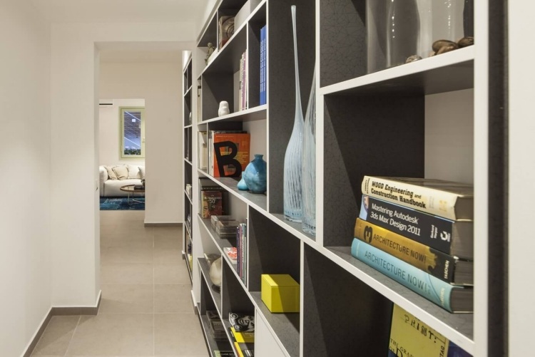 modern-city-lägenhet-hall-bibliotek-vägg-böcker-hyllor