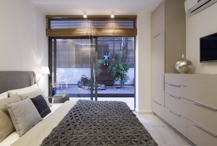 modern-city-lägenhet-sovrum-monokrom-grå-lagring-utrymme-tak-trädgård tillgång