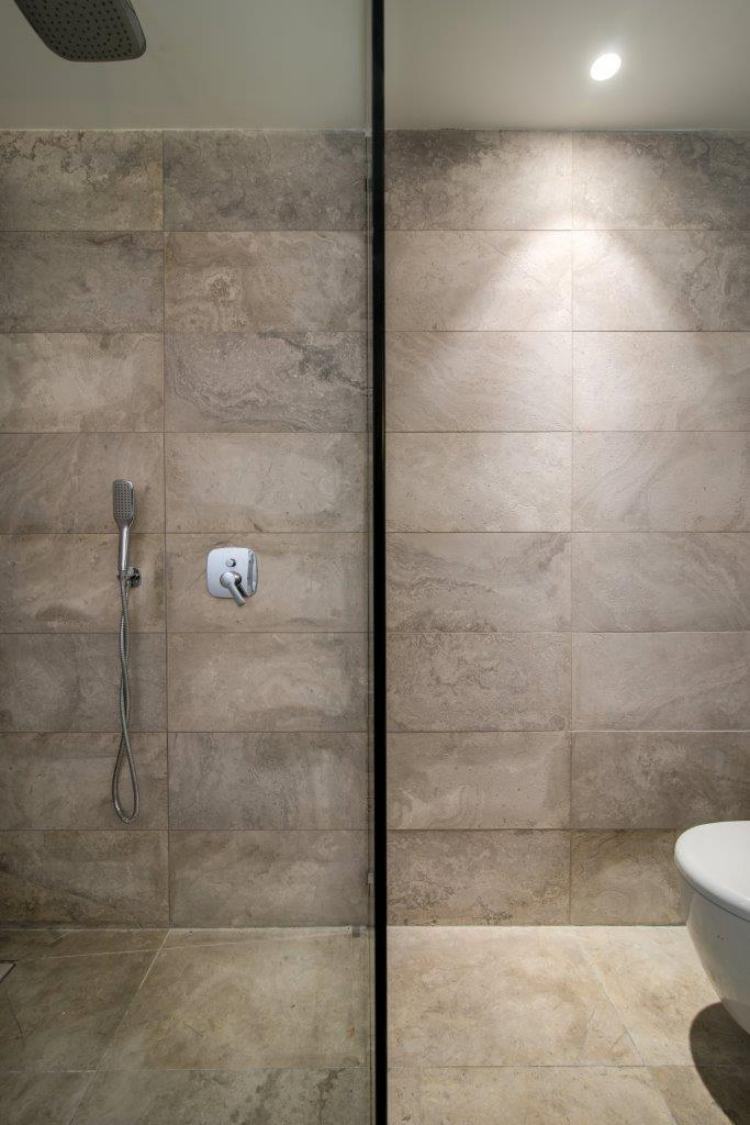 modern-city-lägenhet-badrum-dusch-minimalistisk-monokrom-grå