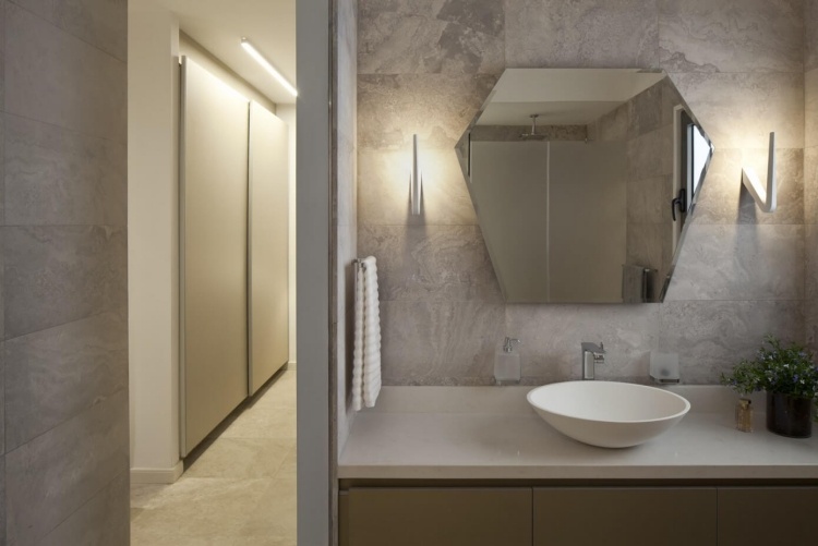 modern-city-lägenhet-badrum-spegel-diamant-form-natursten-optik